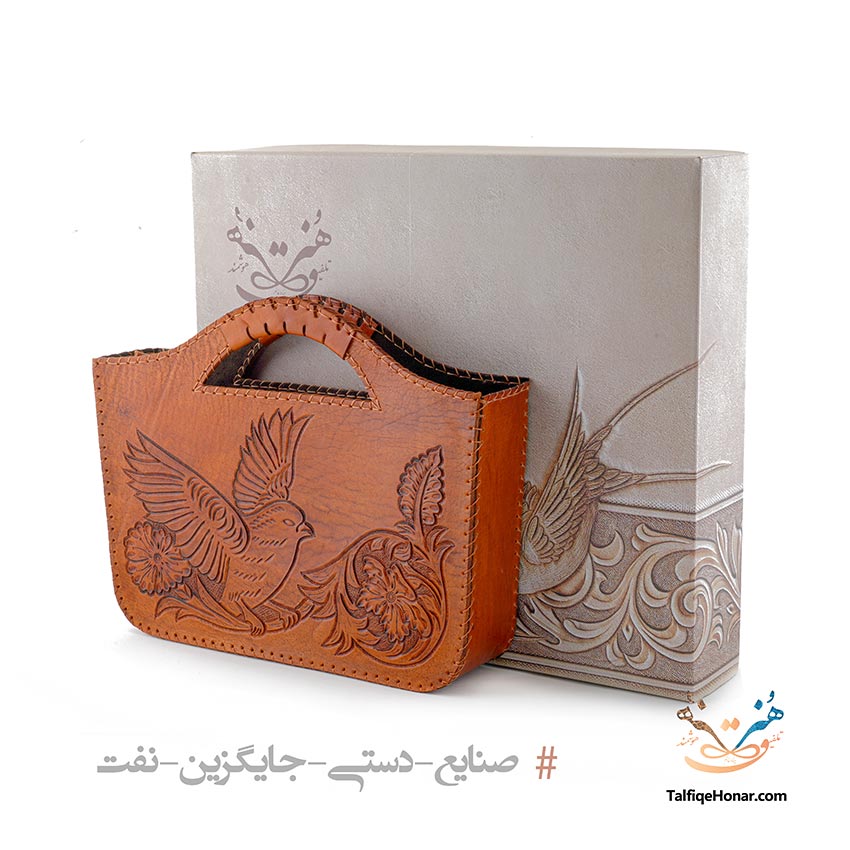 کیف دستی چرم حکاکی طرح گل و مرغ سایز 25*35